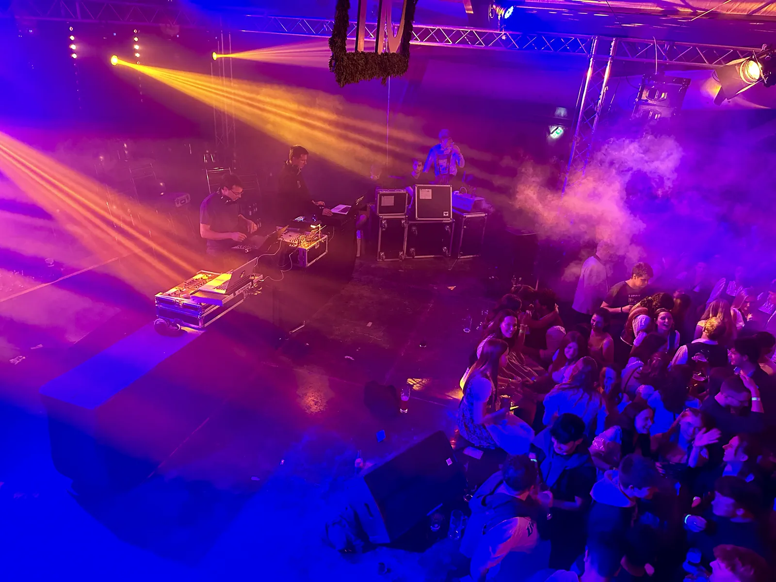 Bühne mit Lichtshow und Beschallung bei einer Live-Veranstaltung