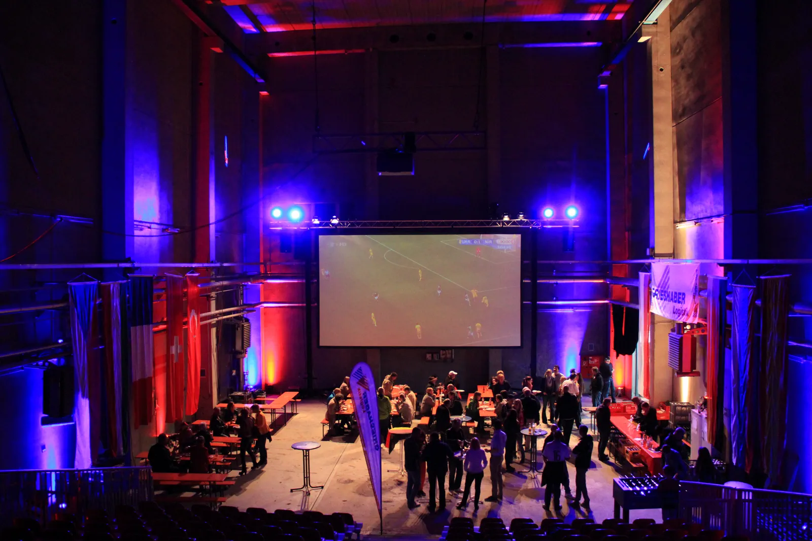 Public Viewing: große Videowand vor Publikum bei einem Firmenevent